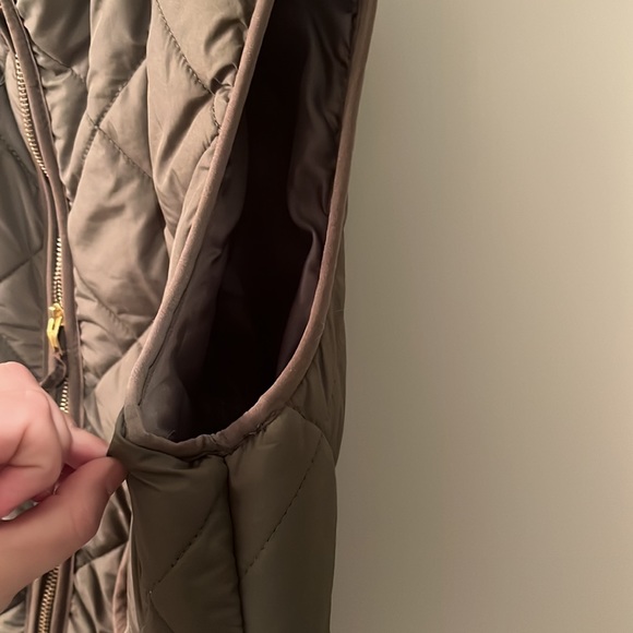 Olive green puffer vest size medium - Picture 9 of 14